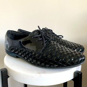 Trotters Lizzie Woven Patent Leather Oxford
